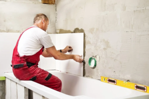 Carreleur sale de bain Carreleur qui effectue des travaux sur la sale de bain